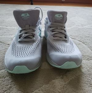 EUC Women's New Balance Foam Sneakers (size 9.5 D)